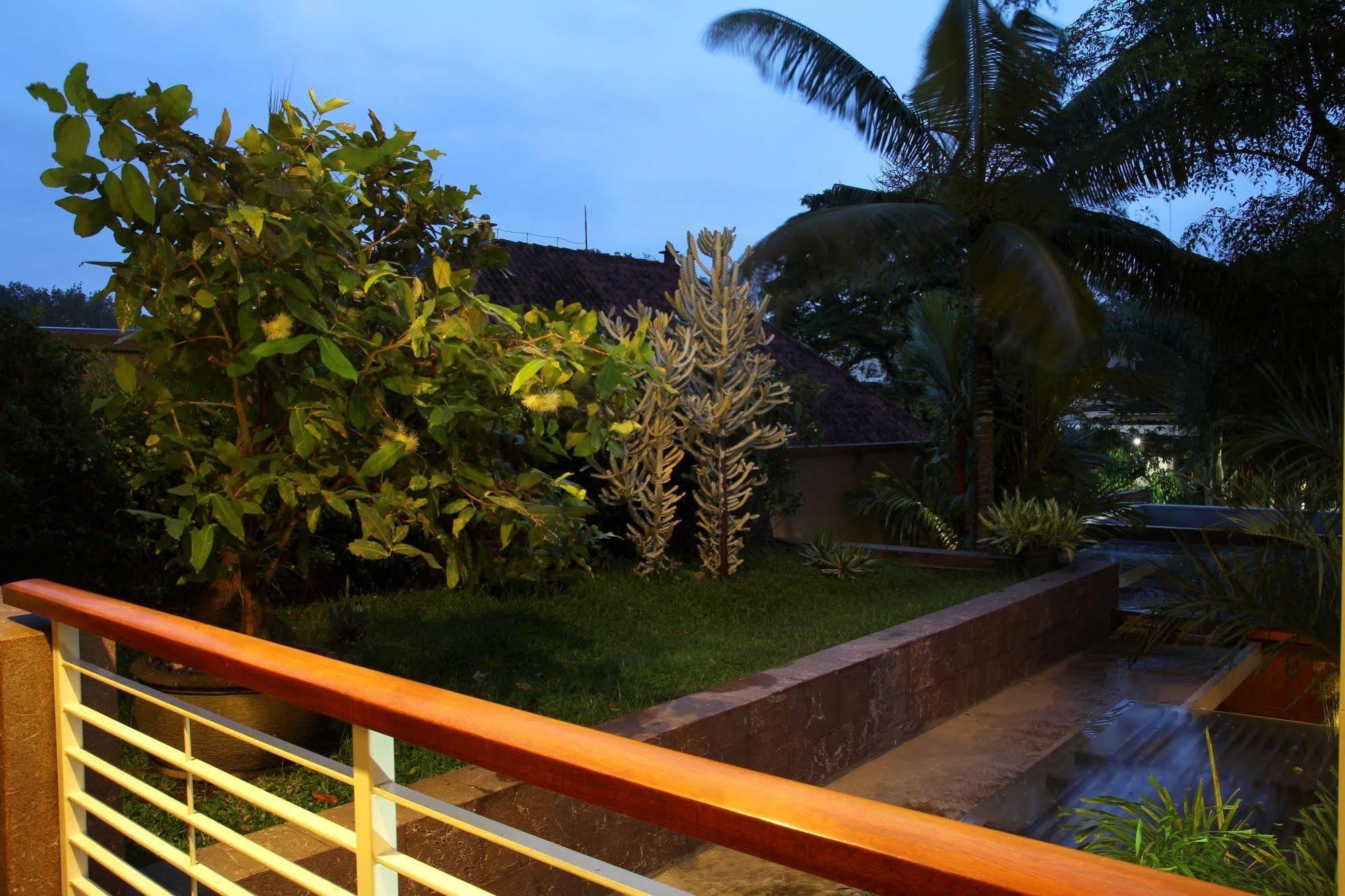 Cozy Boutique Guest House Malang Luaran gambar